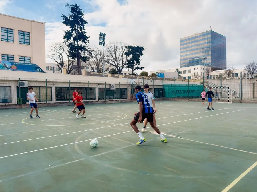 Un partido de microfútbol en una cancha de barrio.